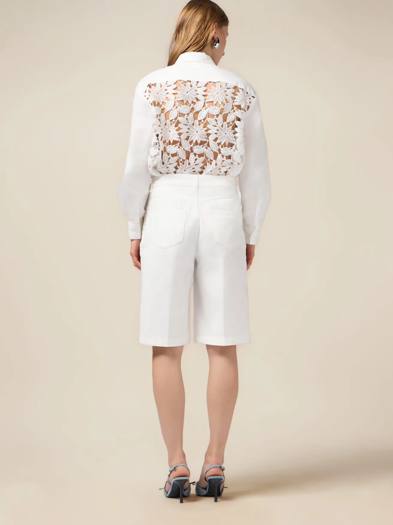 Bermuda in cotone con ricami floreali
