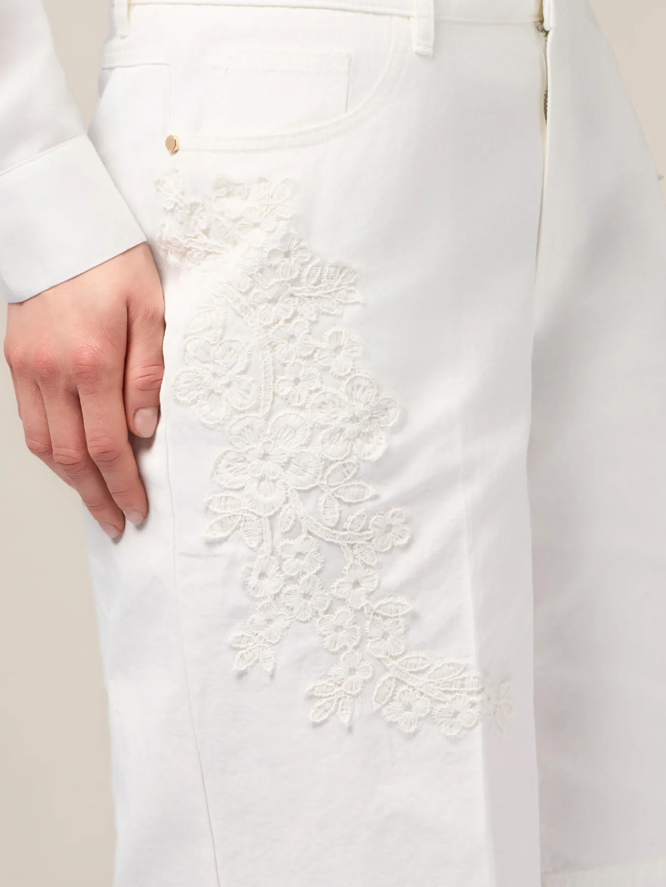 Bermuda in cotone con ricami floreali