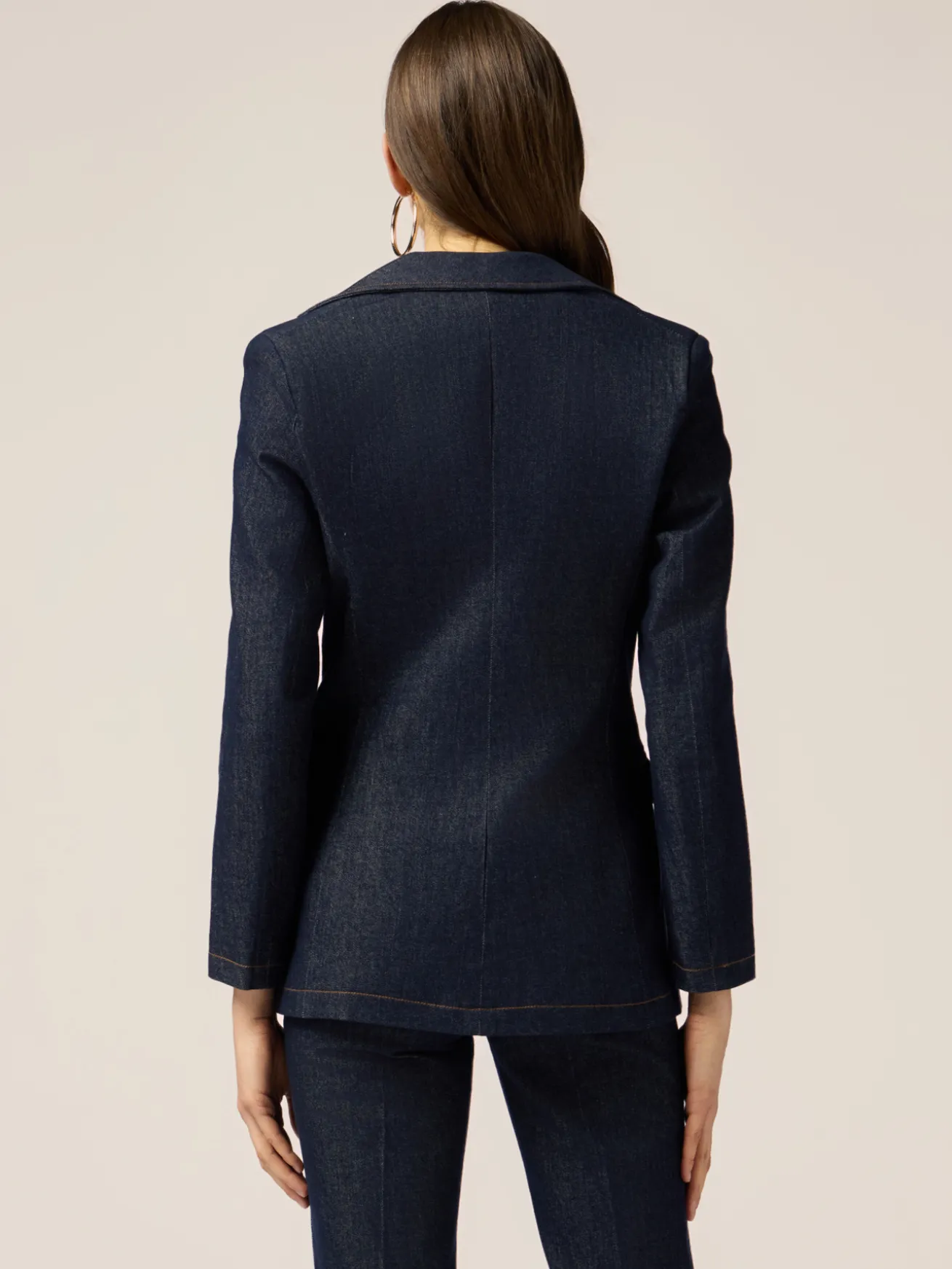Blazer in denim con catene metalliche