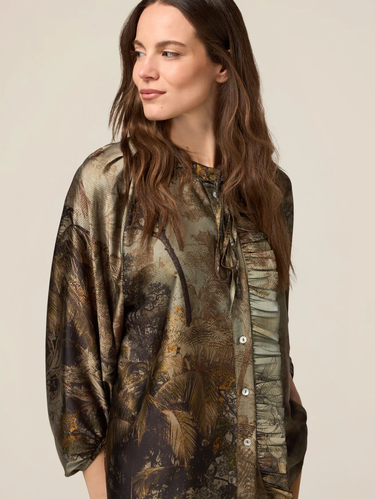 Blusa in raso fantasia con volant
