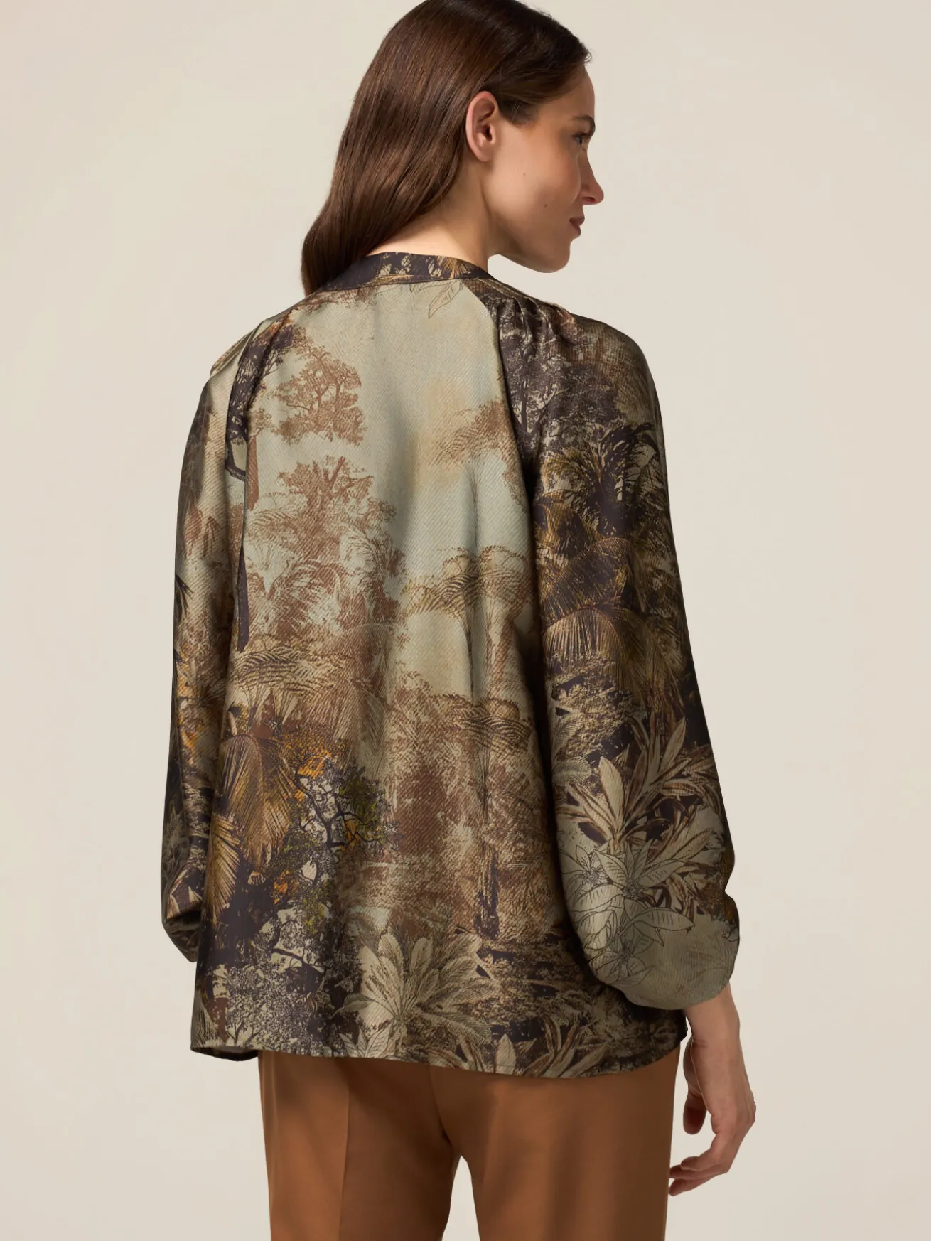 Blusa in raso fantasia con volant