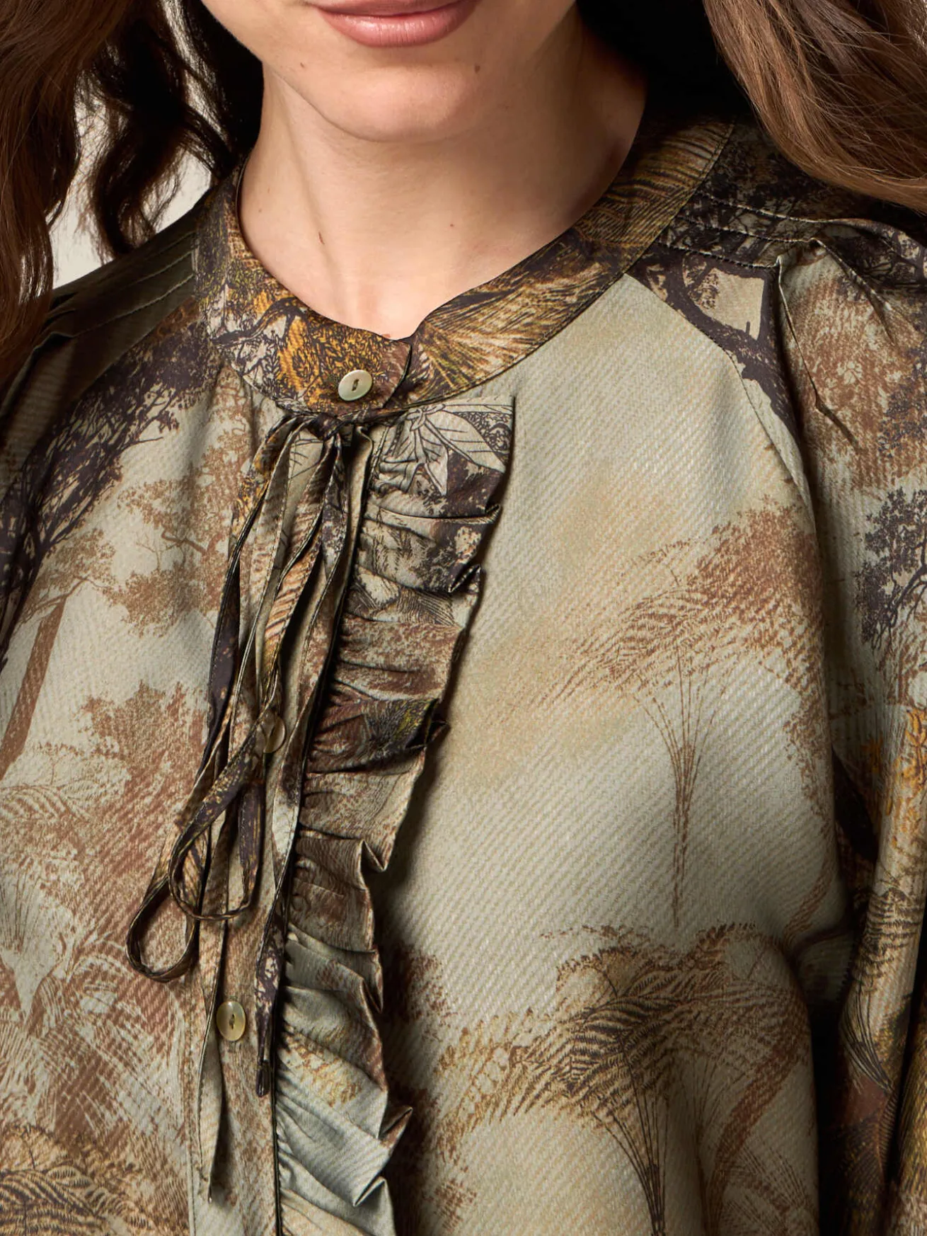 Blusa in raso fantasia con volant