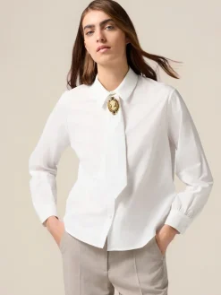 Camicia con cammeo decorativo