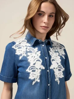 Camicia denim con ricamo floreale