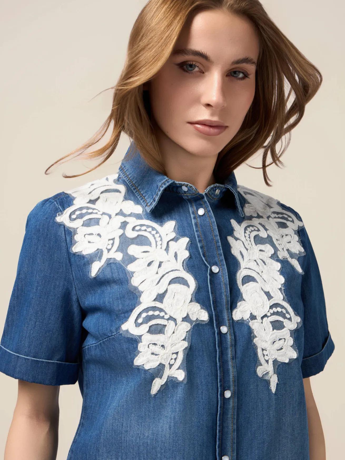 Camicia denim con ricamo floreale