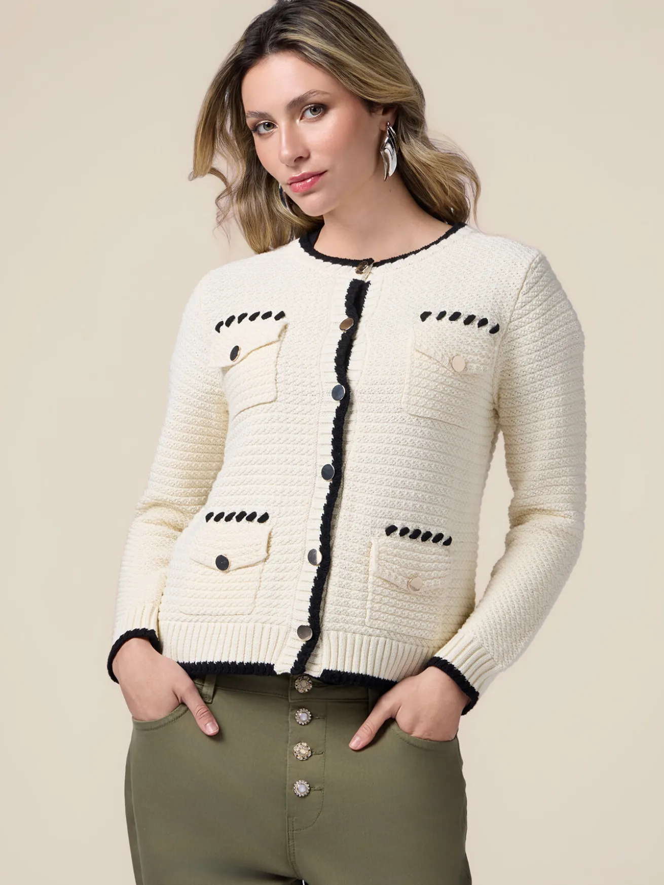 Cardigan con taschini e dettagli a contrasto