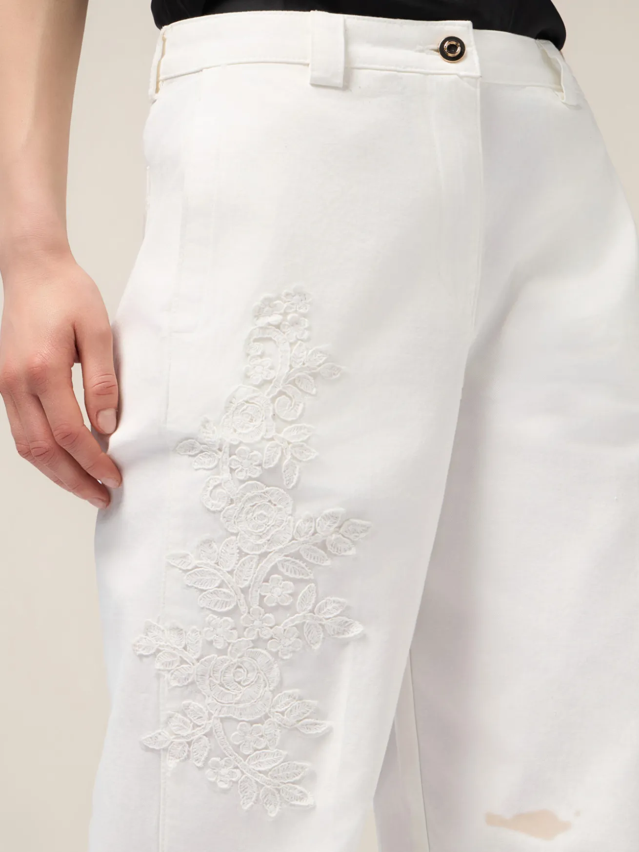 Chinos in cotone in cotone con ricami floreali