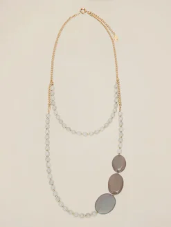 Collana lunga con perle ed elementi geometrici
