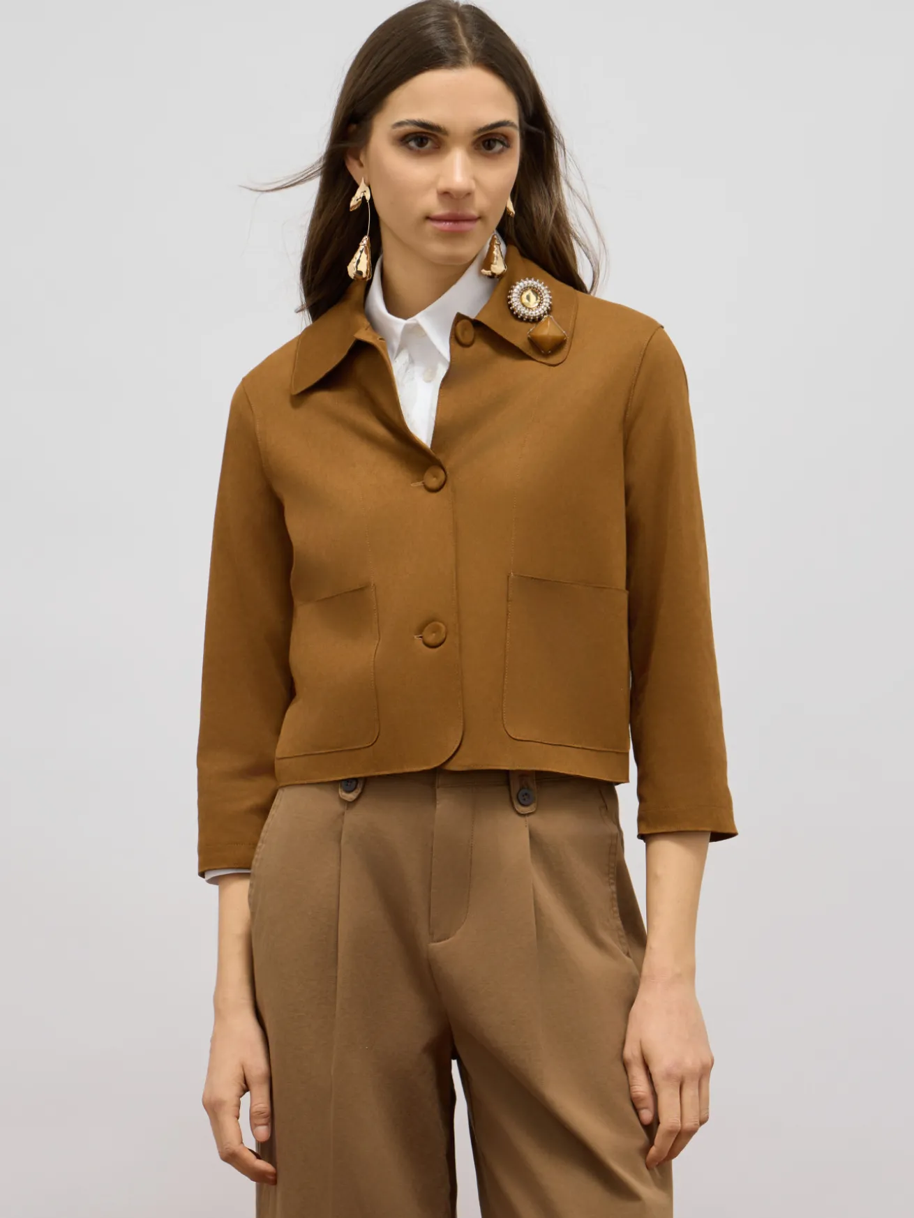 Giacca boxy con spilla gioiello