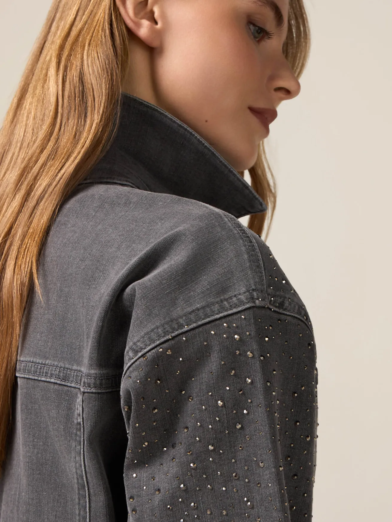 Giubbotto denim corto con strass applicati