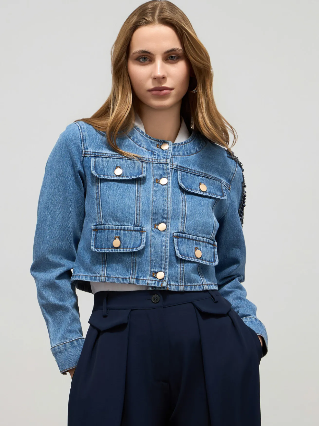 Giubbotto in denim con applicazioni