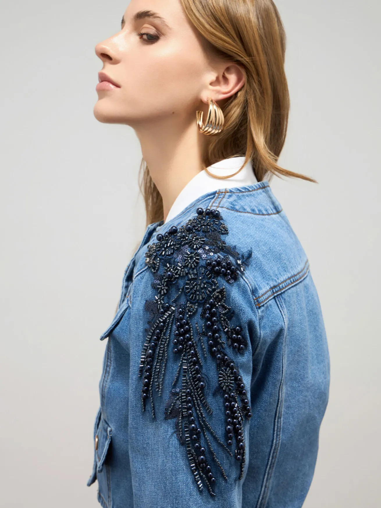 Giubbotto in denim con applicazioni