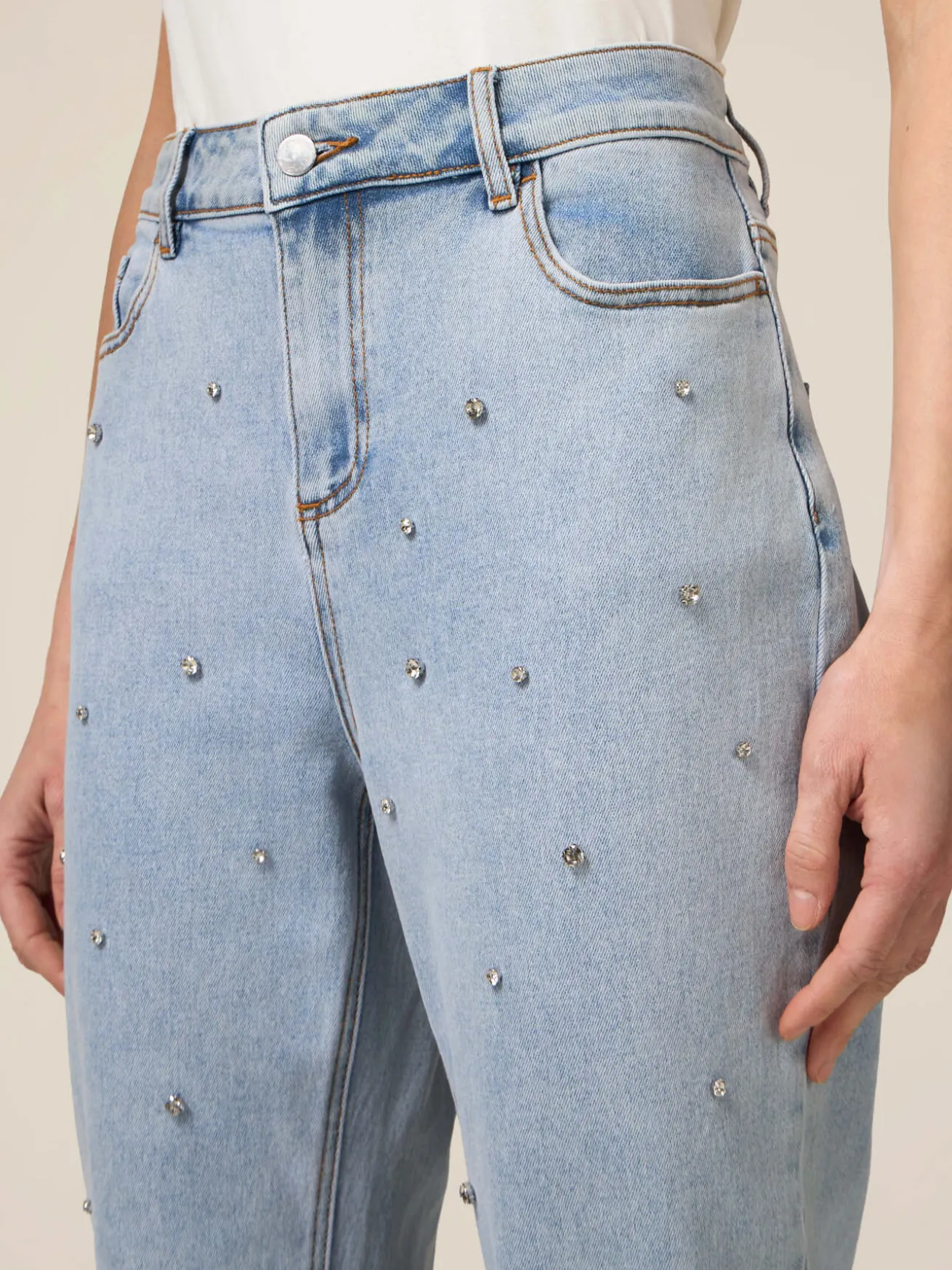 Jeans boyfit con castoni