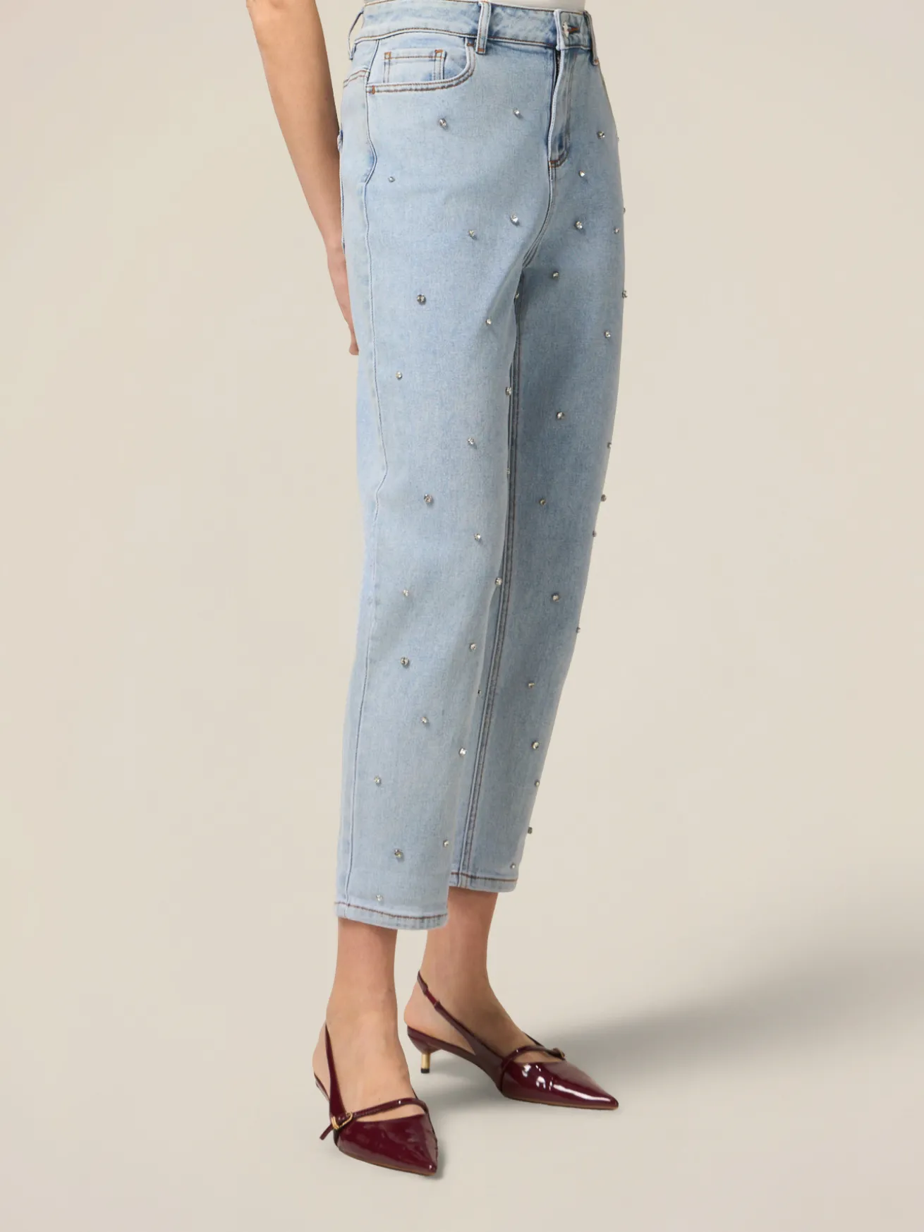 Jeans boyfit con castoni