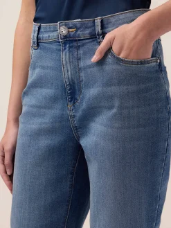 Jeans boyslim con bottone gioiello
