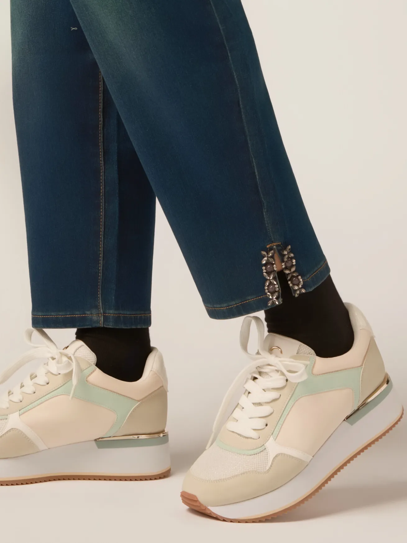 Jeans boyslim con dettagli gioiello