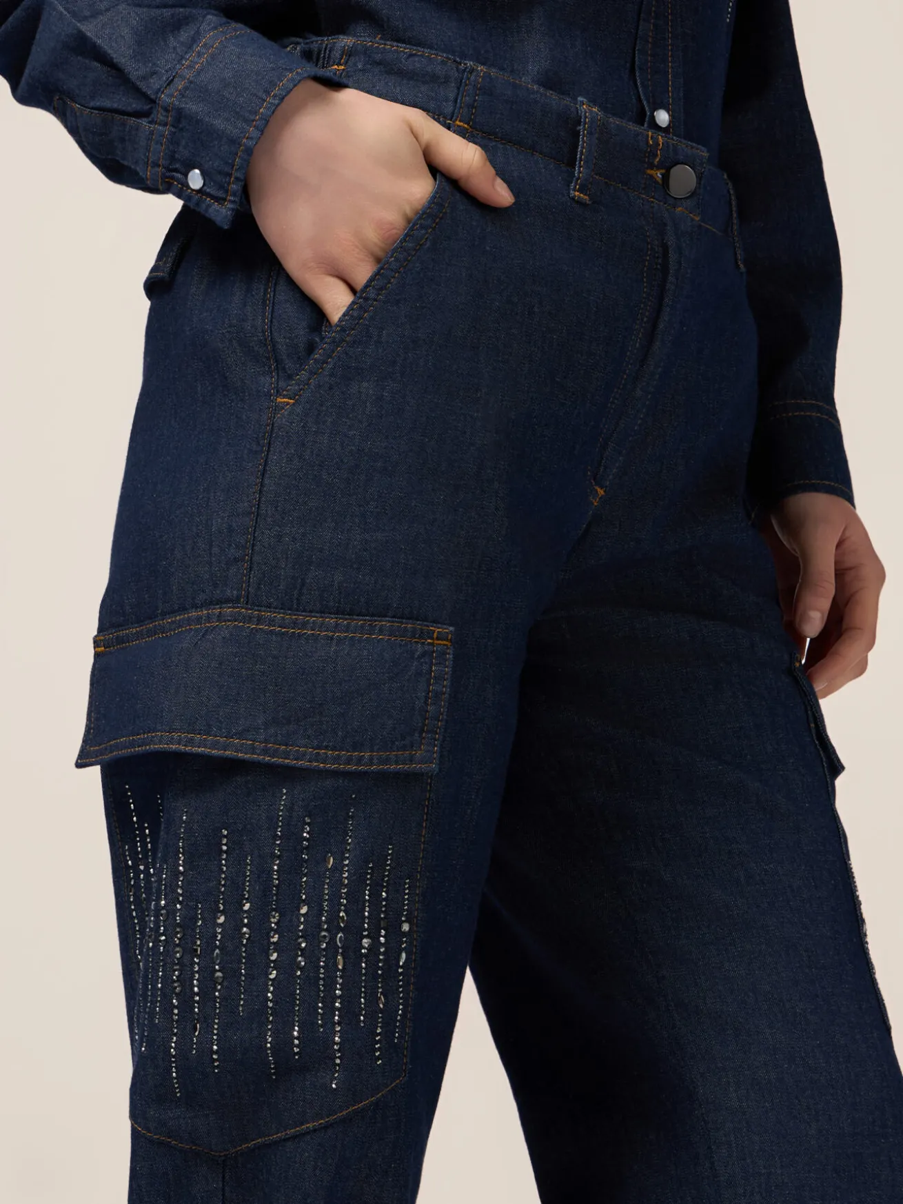 Jeans cargo con micro cristalli