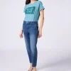 Jeans chino con cintura e fibbia gioiello