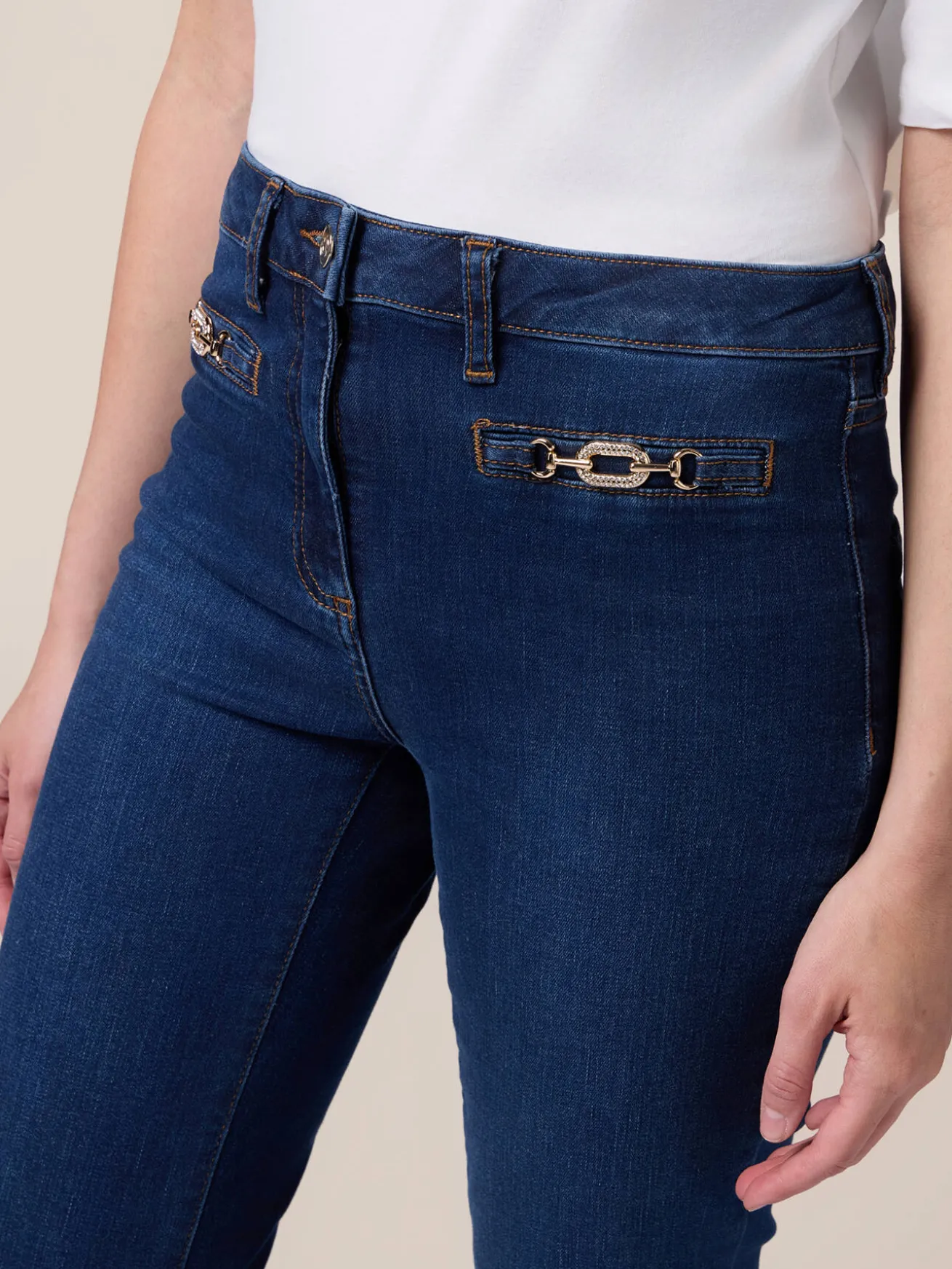 Jeans kick flare con fibbie metalliche