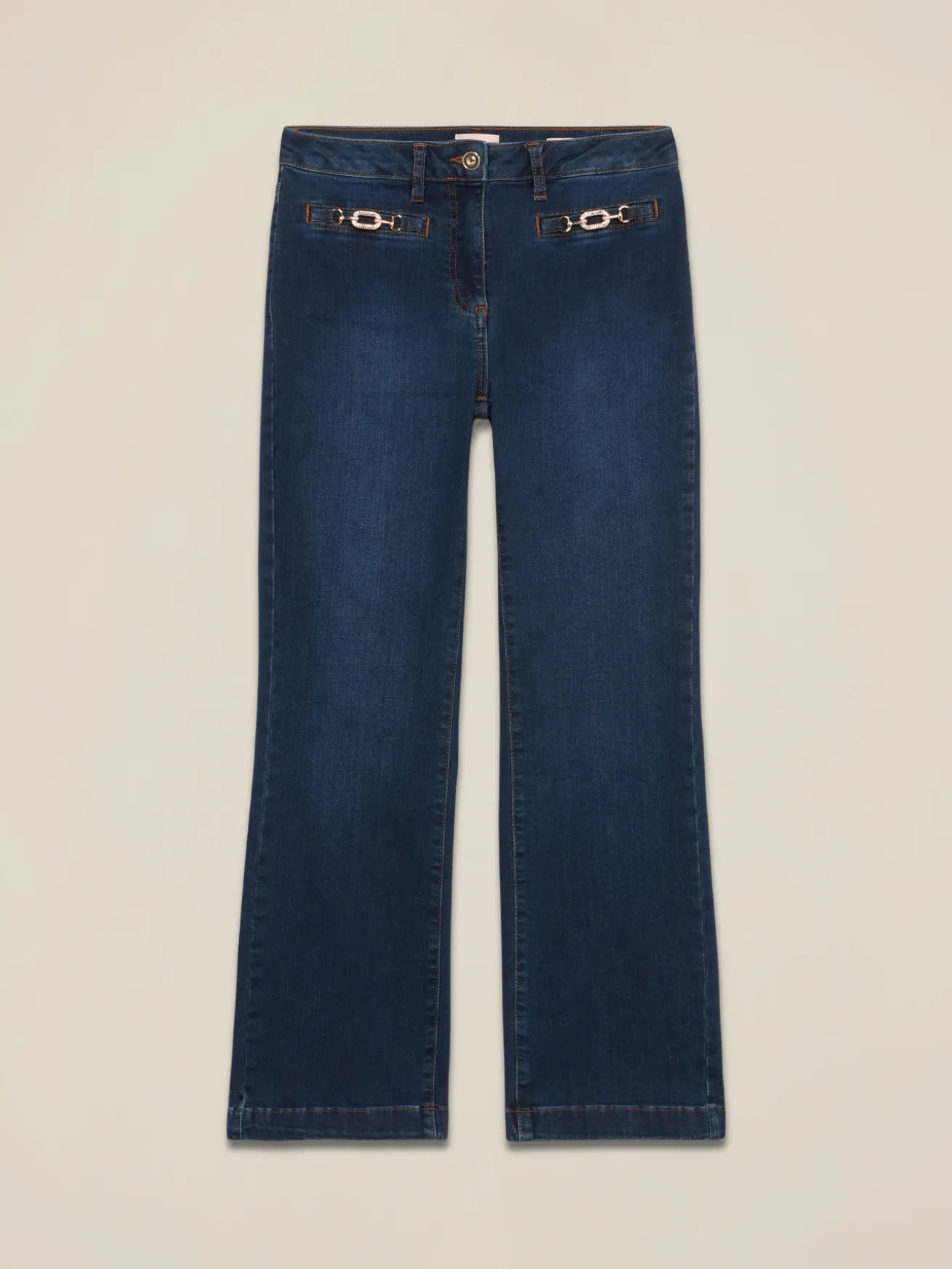 Jeans kick flare con fibbie metalliche