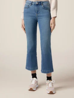 Jeans little flare con bottone gioiello