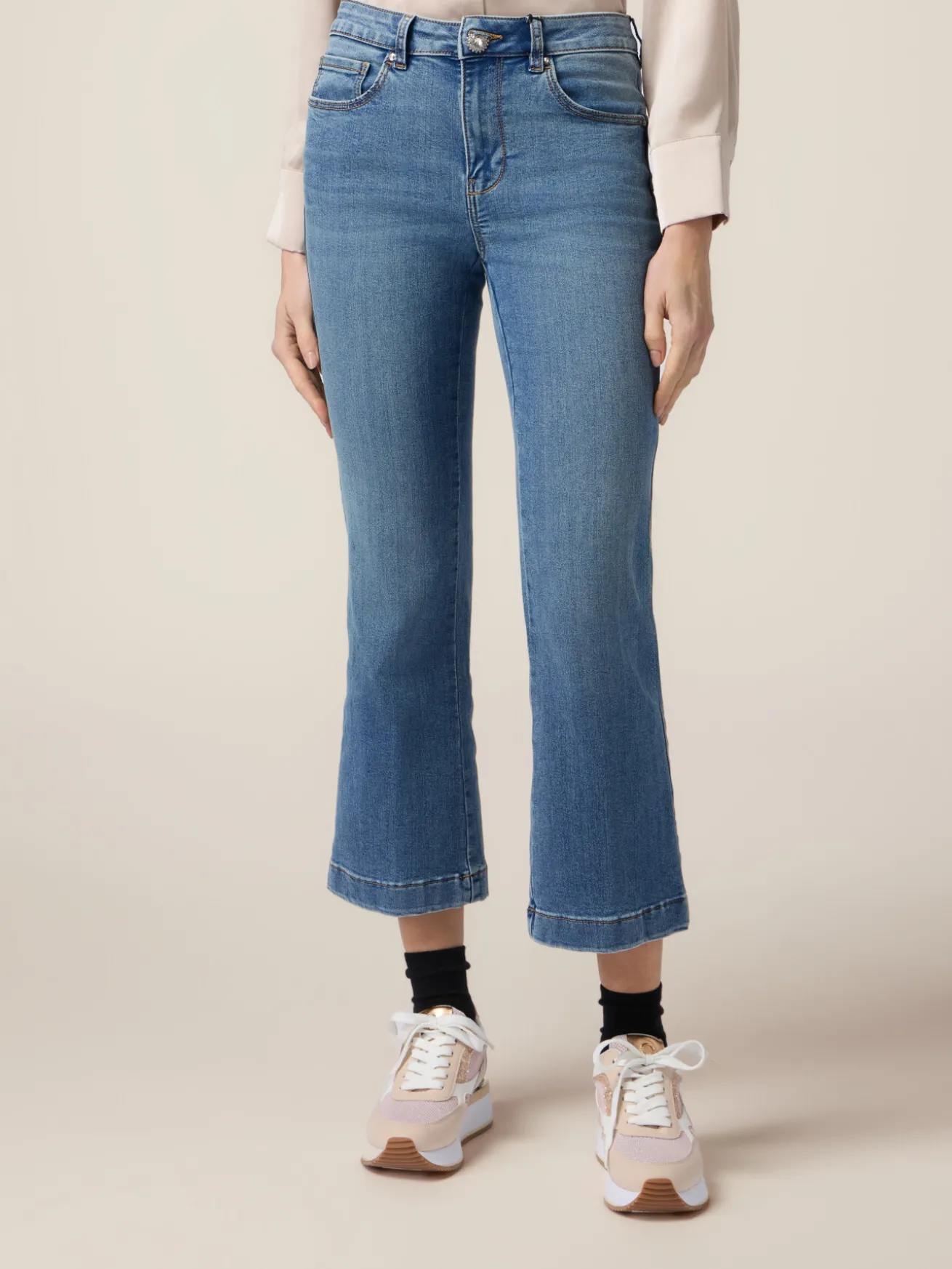 Jeans little flare con bottone gioiello