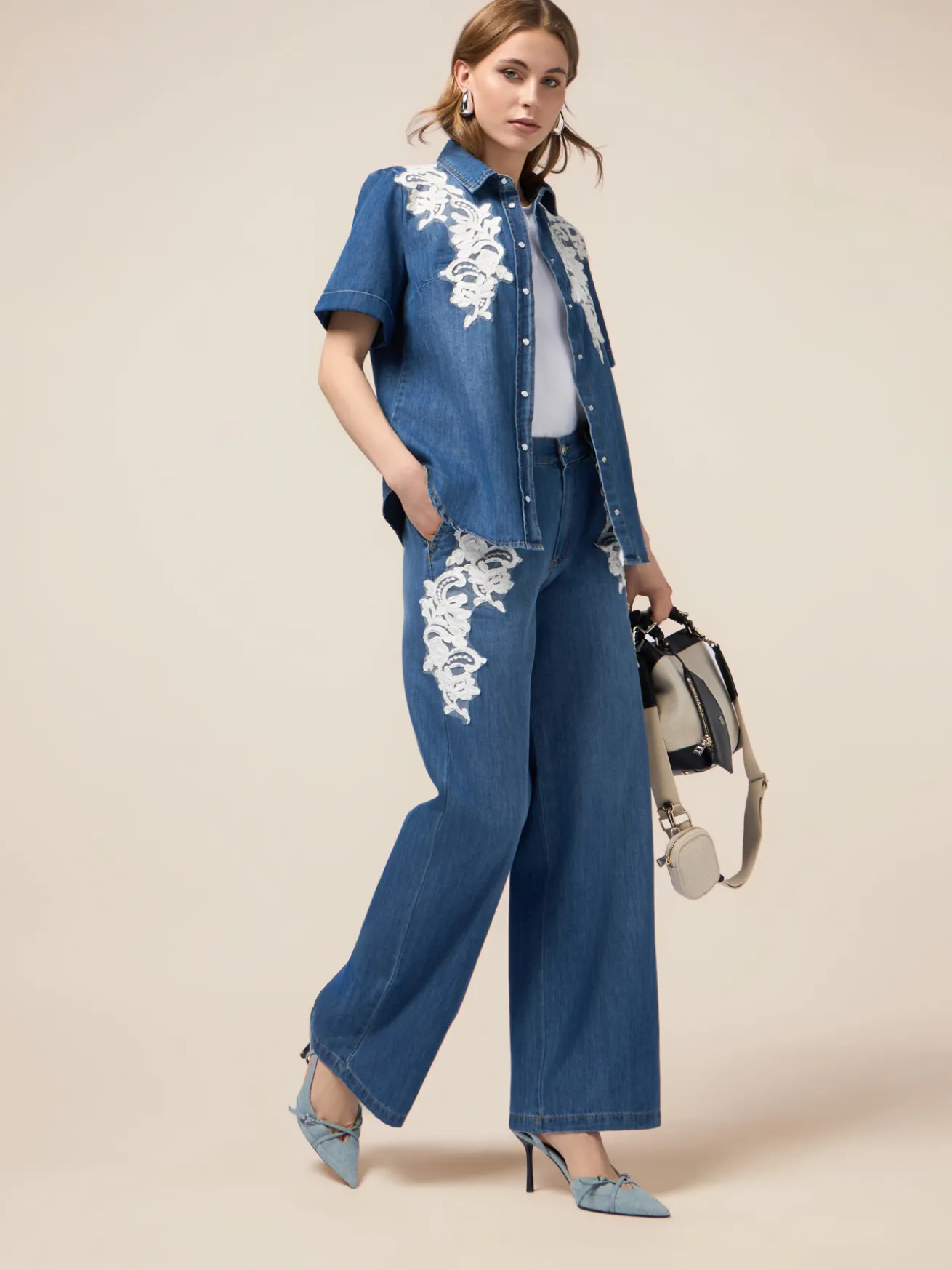 Jeans palazzo con ricami decorativi