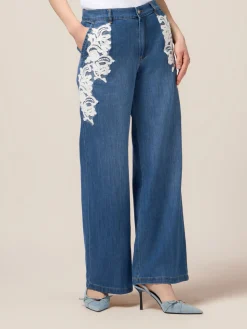 Jeans palazzo con ricami decorativi