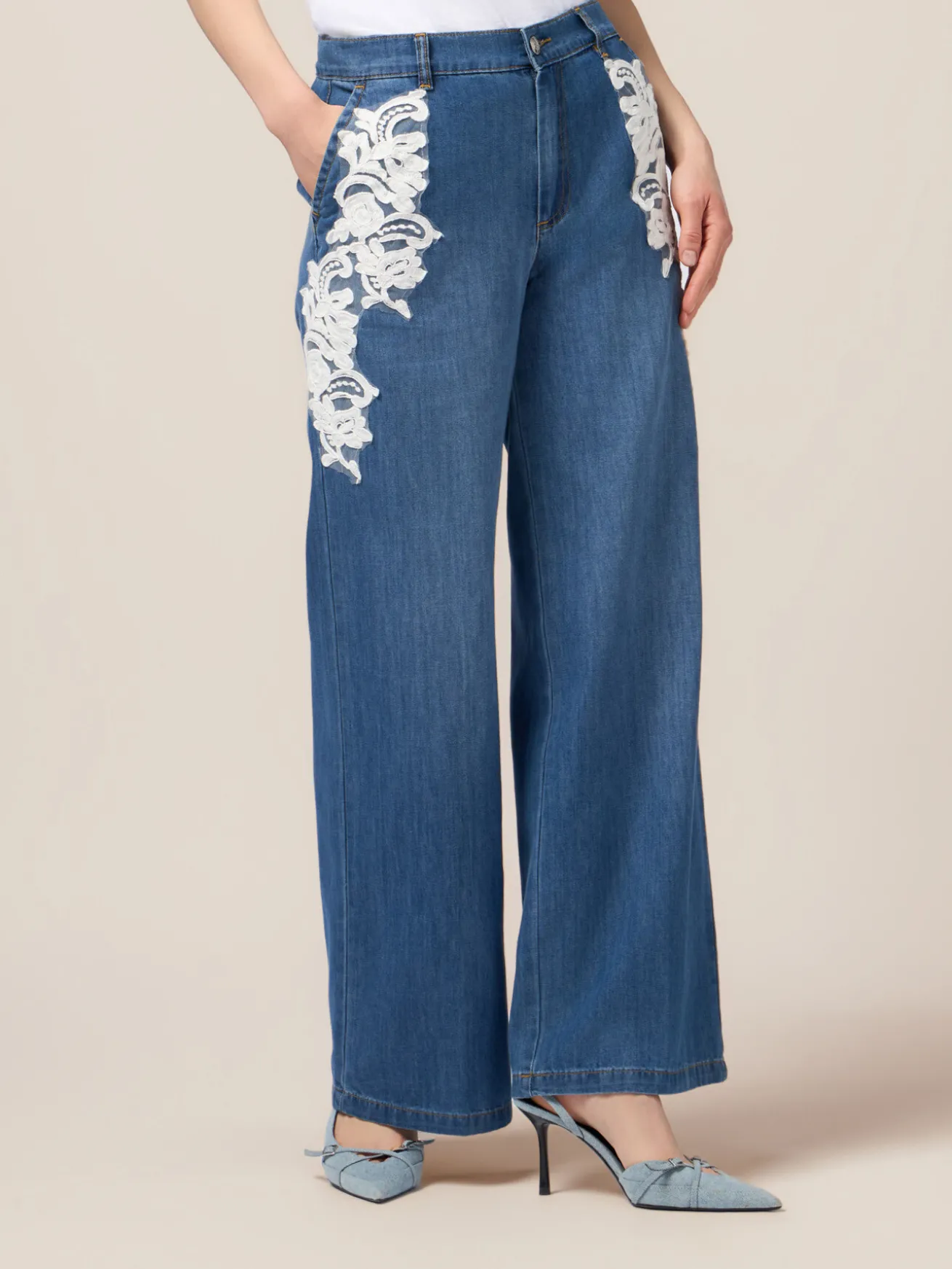 Jeans palazzo con ricami decorativi