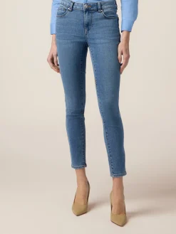 Jeans skinny con bottone gioiello