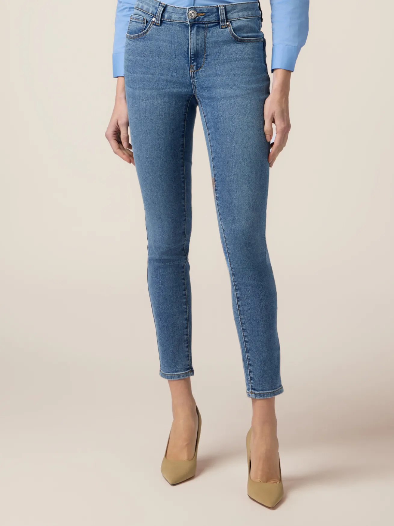 Jeans skinny con bottone gioiello