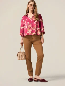 Pantaloni chinos con catena decorativa