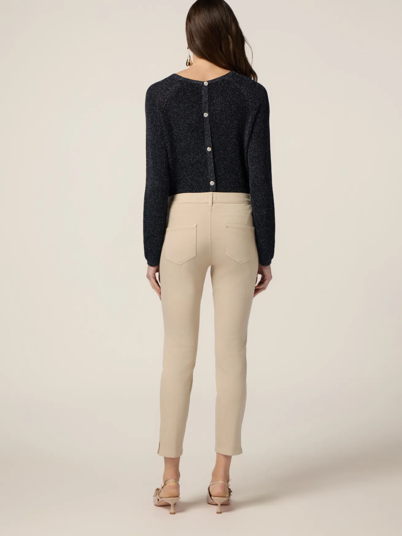 Pantaloni skinny in cotone e tencel con bottone gioiello