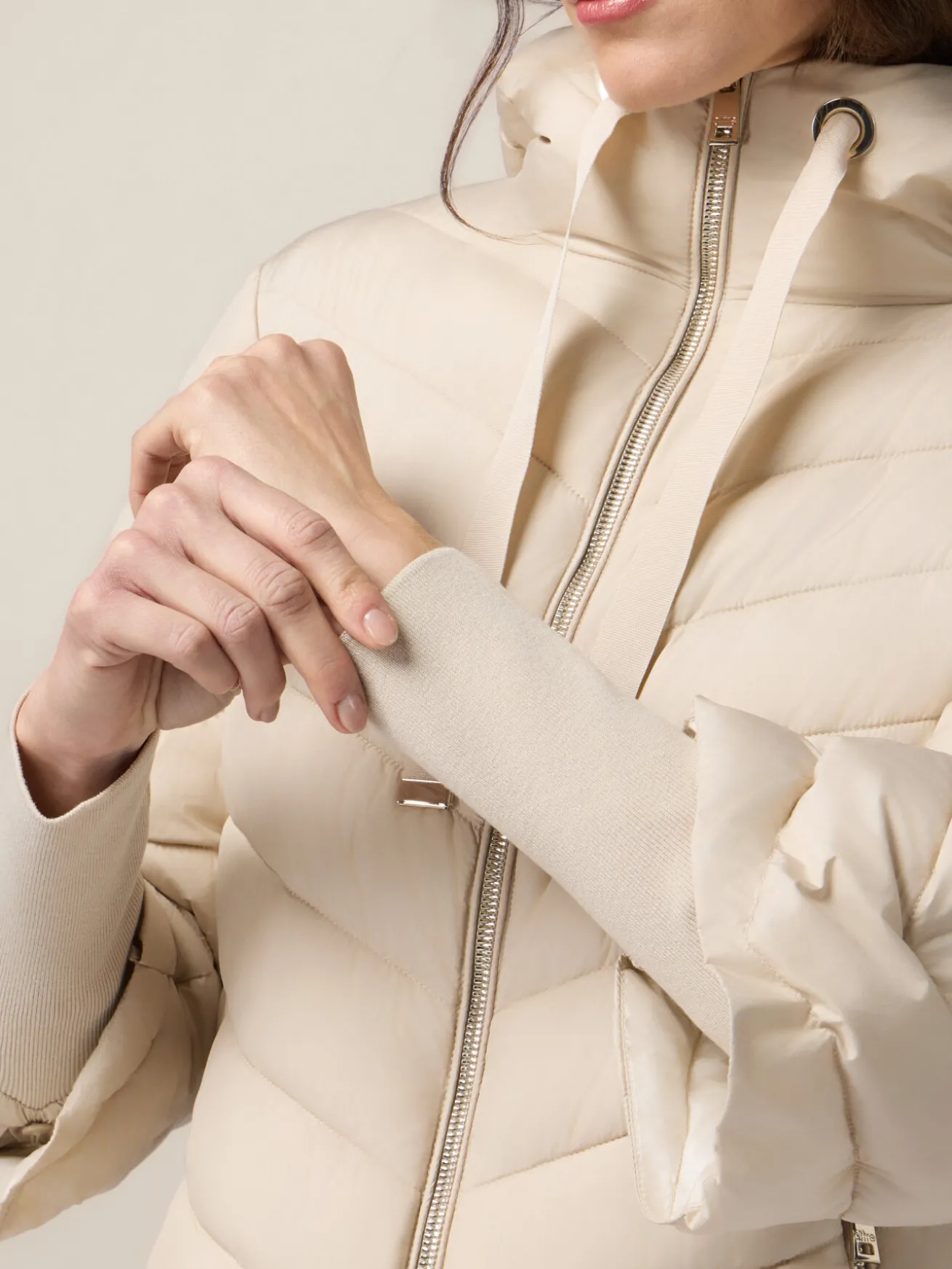Piumino lightweight con cappuccio e polsini