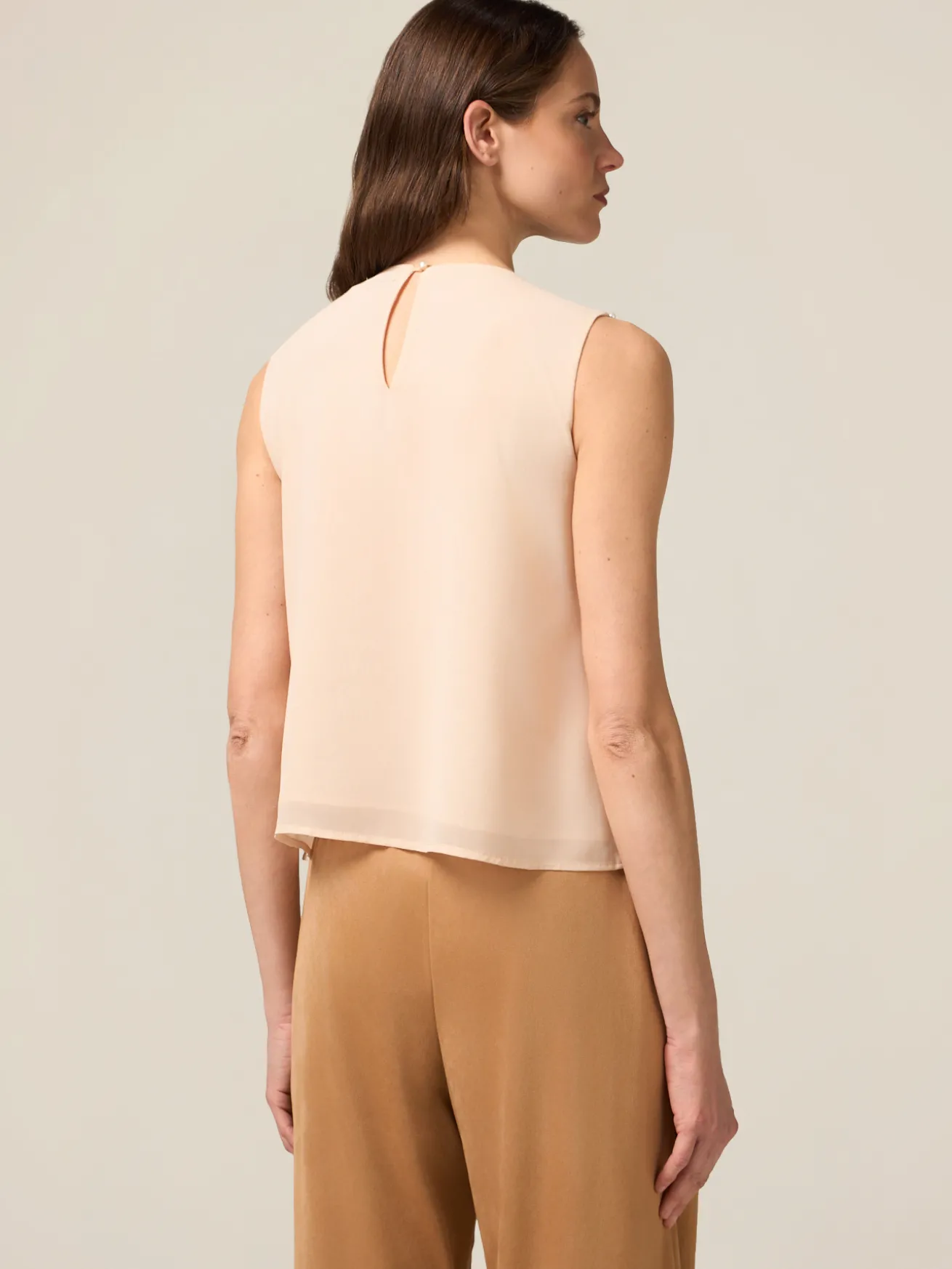Top in georgette con applicazioni