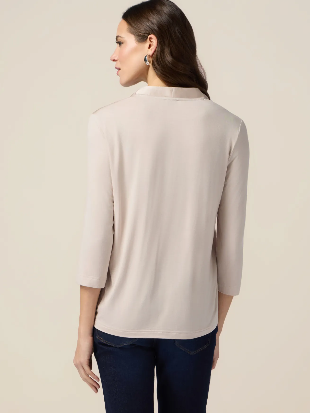 T-shirt bimaterica con scollo a V