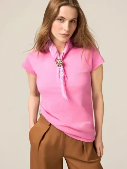 T-shirt con bandana e spilla