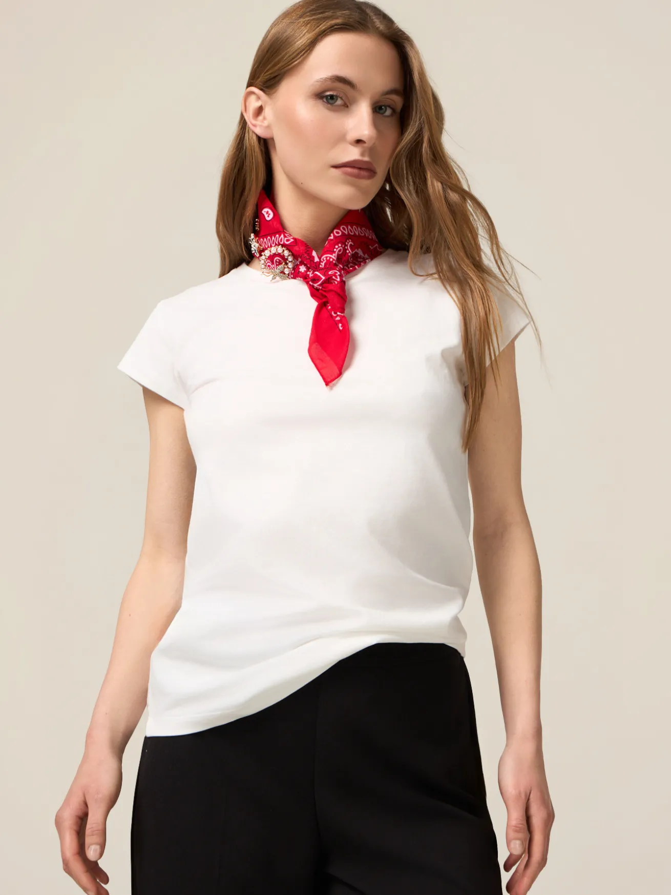 T-shirt con bandana e spilla