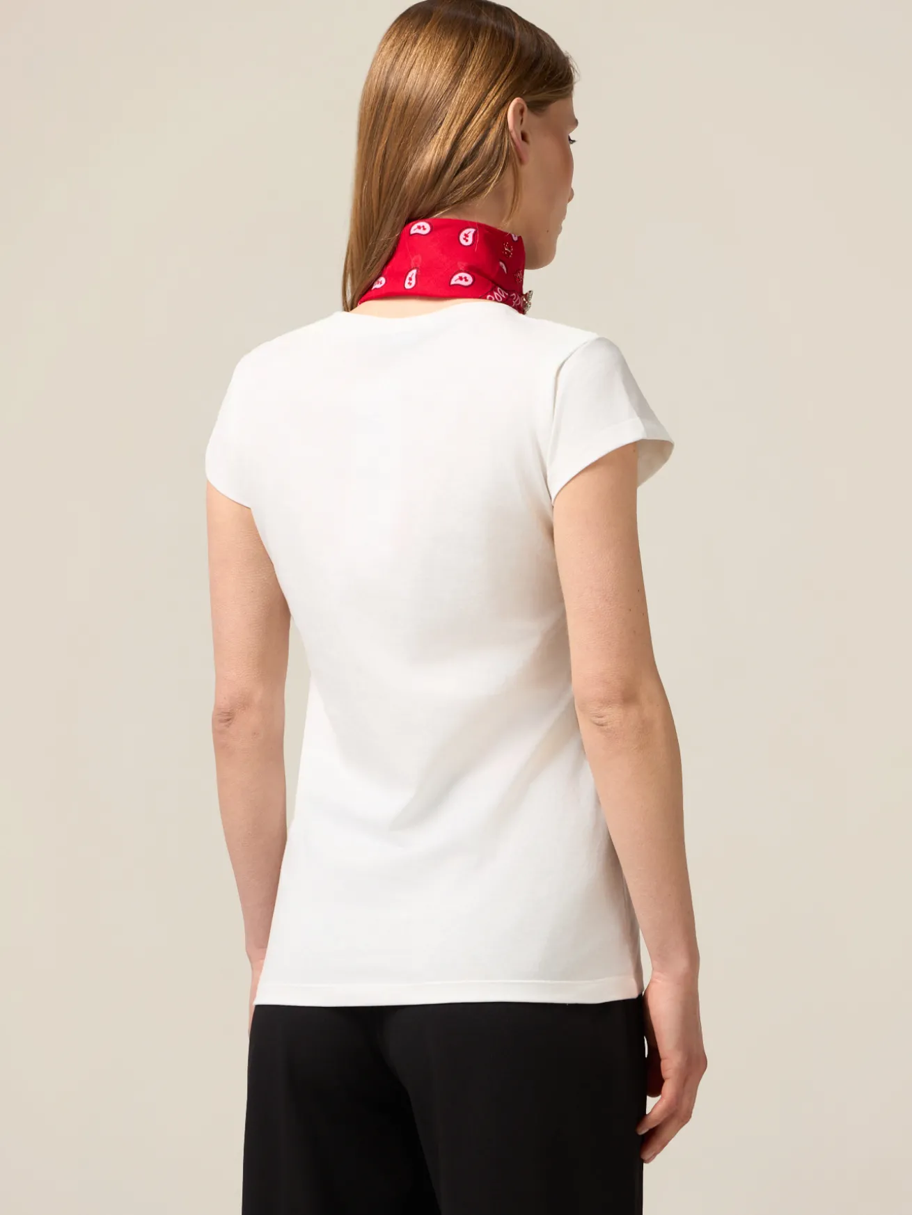T-shirt con bandana e spilla