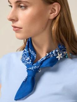 T-shirt con bandana e spilla