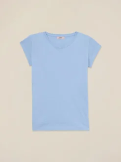 T-shirt con bandana e spilla