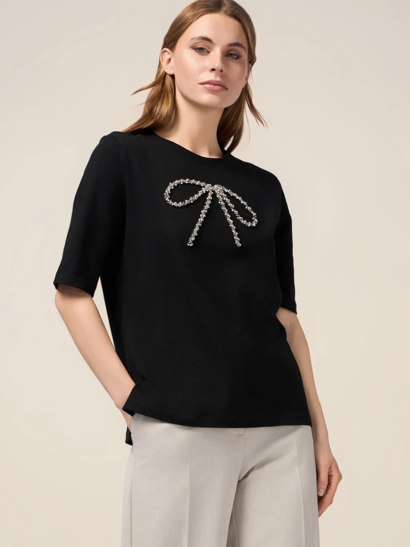 T-shirt con fiocco in strass