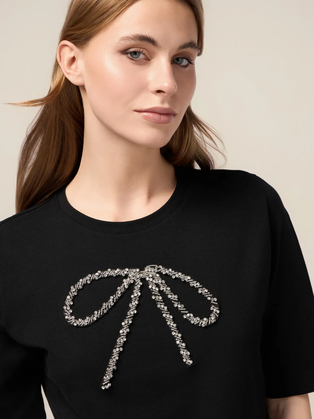 T-shirt con fiocco in strass