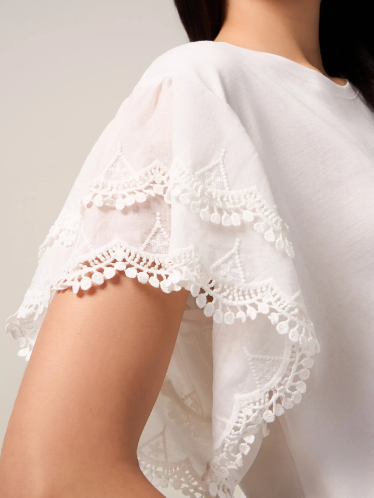 T-shirt con maniche smerlate