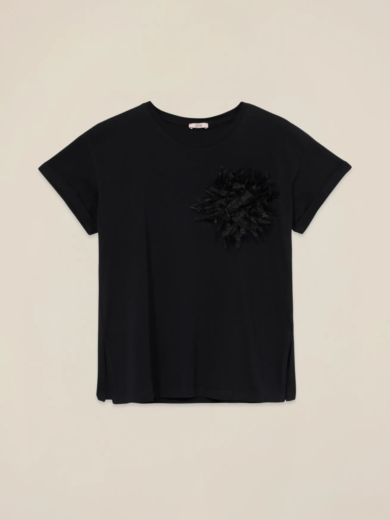 T-shirt con spilla a fiore