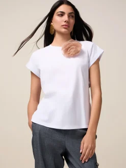 T-shirt con spilla a fiore