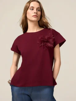 T-shirt con spilla a fiore