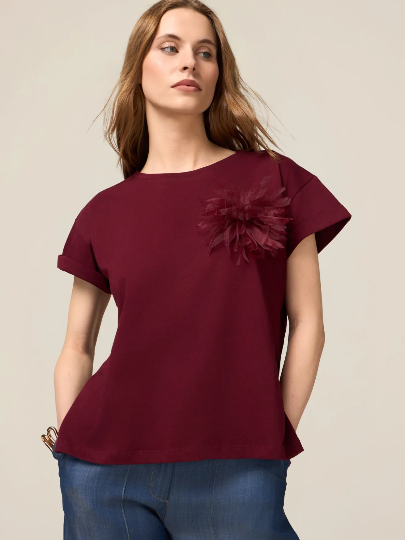 T-shirt con spilla a fiore