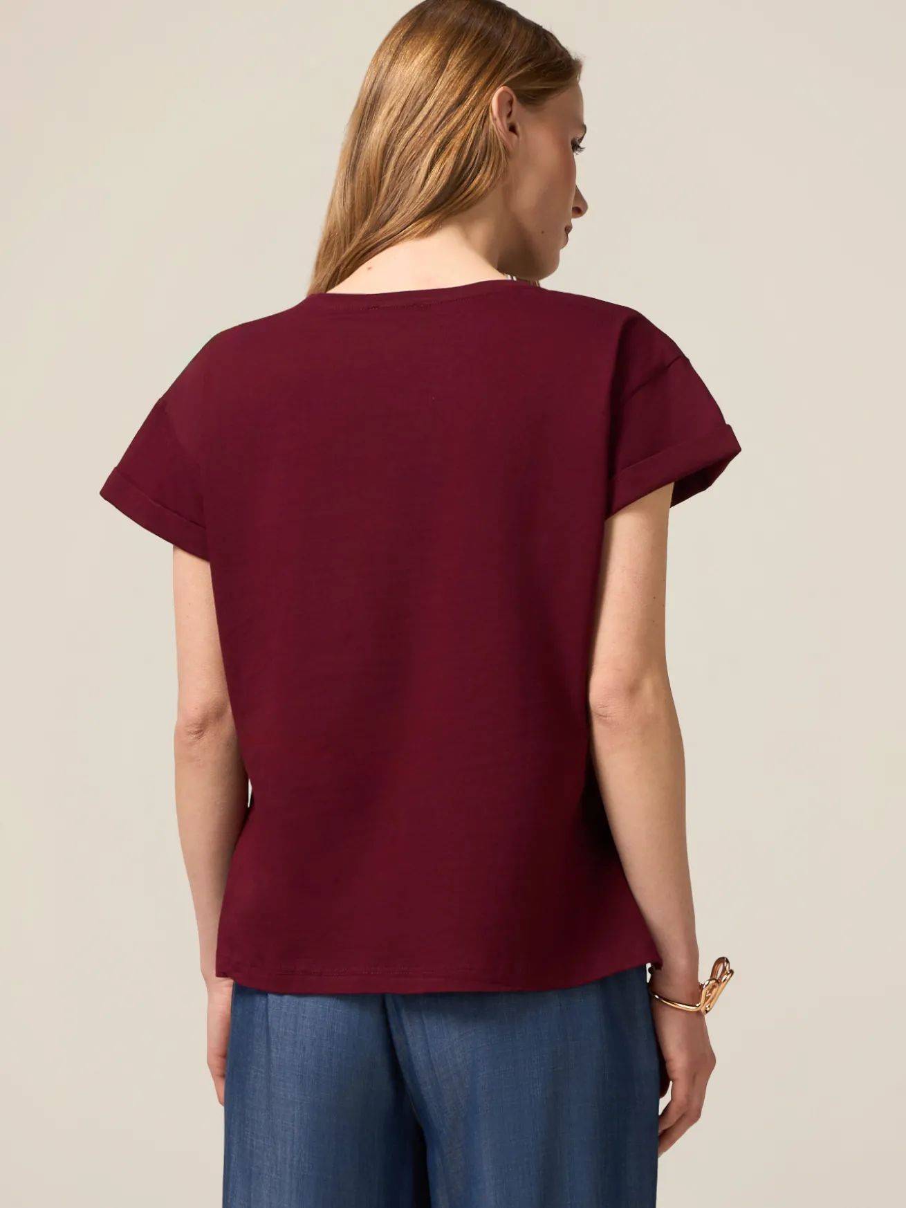 T-shirt con spilla a fiore