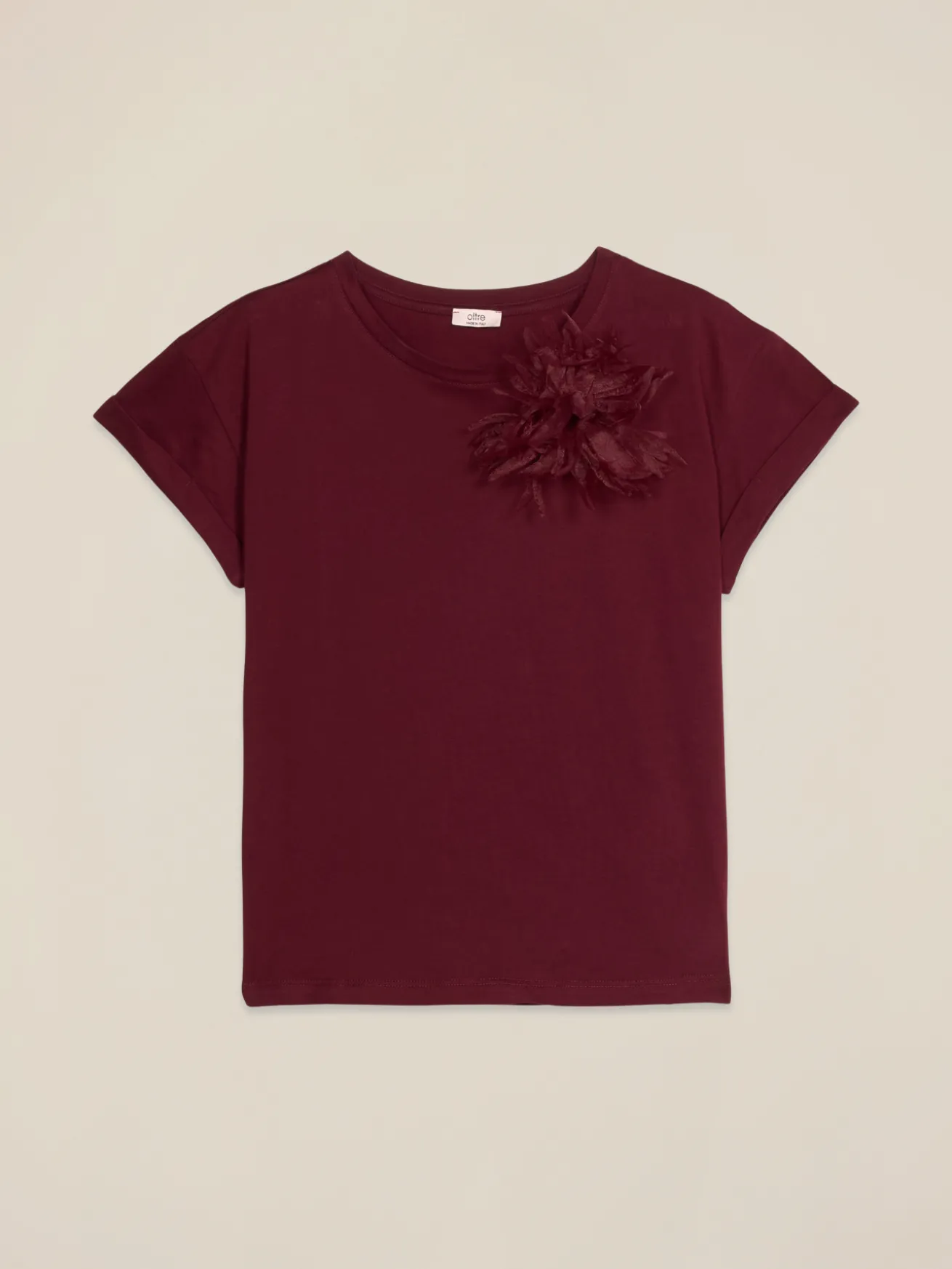 T-shirt con spilla a fiore